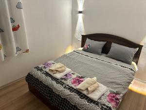 a bedroom with a bed with towels on it at Gardenhouse2 in Mëmëlisht