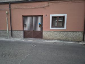 un edificio rosa con puerta y ventana en Sweet Home Airport 2.0, en Catania