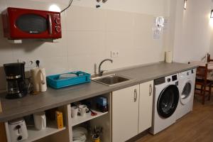 a kitchen with a sink and a washing machine at Villa de Salas Alojamientos in Salas