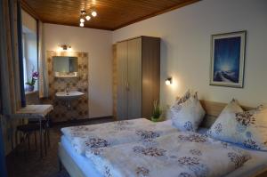 A bed or beds in a room at Haus Panzl