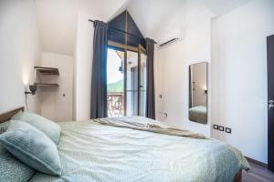 Postel nebo postele na pokoji v ubytování Alpin Penthouse 2 Bedroom with Fireplace and Mountain View