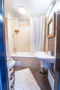 Koupelna v ubytování Alpin Penthouse 2 Bedroom with Fireplace and Mountain View + 44 fotografií