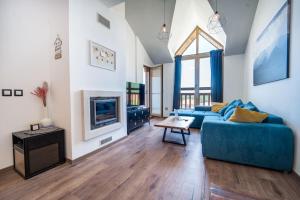 TV a/nebo společenská místnost v ubytování Alpin Penthouse 2 Bedroom with Fireplace and Mountain View