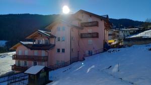 カヴェダーゴにあるMirabel Suite - Lovely Home -の雪の家 +39枚の写真