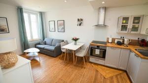Kuchyňa alebo kuchynka v ubytovaní Superbe appartement proche port Guillaume + 23 fotografií
