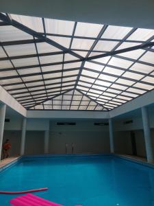 ein großes Schwimmbecken mit Decke in der Unterkunft duplex de luxo haut standing bord de plage avec piscine privée chauffée intérieurs in Esposende