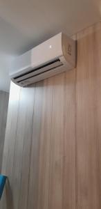 ein Deckenventilator in einem Raum mit Holzboden in der Unterkunft Chalets des prés-village in Bussy-le Repos