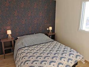 1 dormitorio con 1 cama y 2 mesas con lámparas en L'Ancrage- 800m de la plage, en Brem-sur-Mer