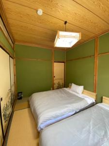 Postel nebo postele na pokoji v ubytování 慶村 歌舞伎