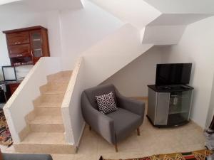 TV a/nebo společenská místnost v ubytování 2BR Townhouse, with backyard - 871