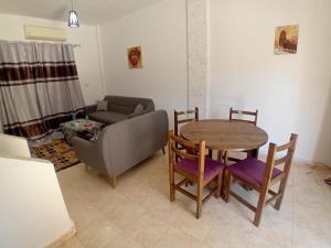 Posezení v ubytování 2BR Townhouse, with backyard - 871