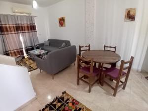 Posezení v ubytování 2BR Townhouse, with backyard - 871