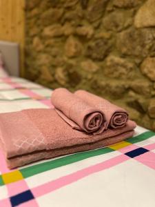 a couple of pink towels sitting on top of a table at Casa de Pombares in Veigas +24 photos