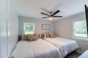 WaxhawにあるCharming Modern Cozy Home!のベッド2台と天井ファン付きの寝室