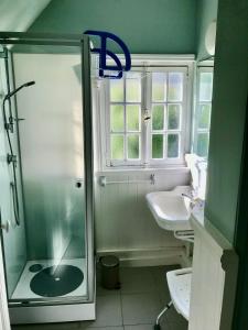 ein Badezimmer mit Dusche und Waschbecken in der Unterkunft Villa Barracuda in Le Touquet-Paris-Plage + 21 Fotos