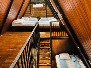due letti a castello su una scala in una stanza di Misty Haven A-Frame a Kandy
