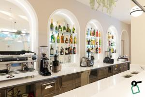 Příslušenství pro přípravu čaje a kávy v ubytování HOTIDAY Room Collection - Sorrento
