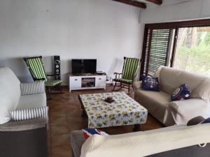 Posezení v ubytování La Huida Chalet con piscina junto al mar