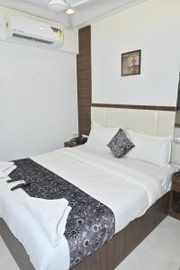 Postel nebo postele na pokoji v ubytování HOTEL S P Terminal-2