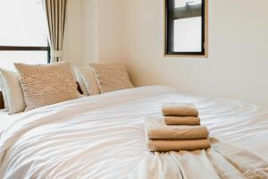 Letto o letti in una camera di New! Japandi 3 1BR in Prime Location-1 min to STN