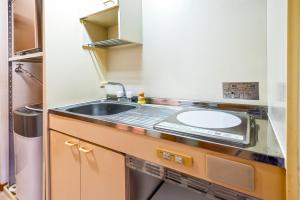 Cucina o angolo cottura di New! Japandi 3 1BR in Prime Location-1 min to STN