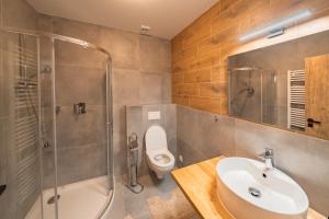 Koupelna v ubytování Rodinné apartmány LEVÝPRAVÝ ve Frymburku + 10 fotografií