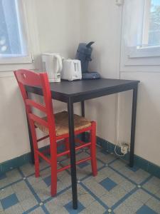 Příslušenství pro přípravu čaje a kávy v ubytování Appartement complet dans maison d'hôte + 5 fotografií