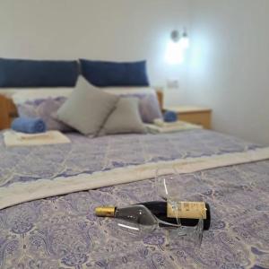 eine Flasche Wein auf dem Bett in der Unterkunft Vila Jevtic studio 4 in Sokobanja