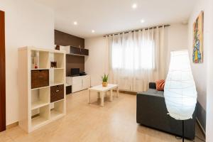 a living room with a couch and a table at Apartamento Confort Valderrobres in Valderrobres