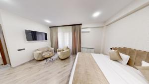 TV a/nebo společenská místnost v ubytování Royal Renaissance Hotel