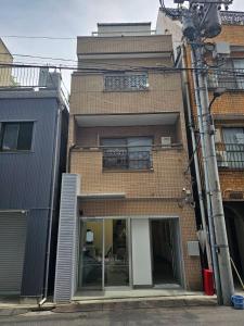 un edificio alto de ladrillo con una gran ventana en 花宿浅草二番 Hanayado Asakusa2, en Tokio