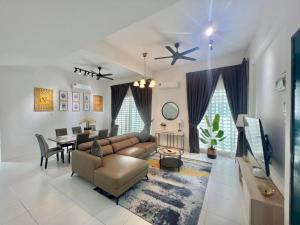 a living room with a couch and a table at Bukan Cinta Biasa Home 3 bilik aircond, dua ruang tamu aircond dan free wifi 500 meter dari Hospital Sultanah Bahiyah Alor Setar in Kampong Sungai Mati