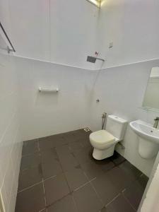 a bathroom with a toilet and a sink at Bukan Cinta Biasa Home 3 bilik aircond, dua ruang tamu aircond dan free wifi 500 meter dari Hospital Sultanah Bahiyah Alor Setar in Kampong Sungai Mati