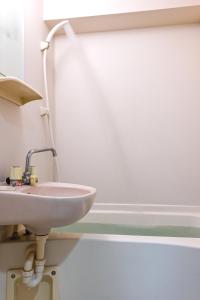 New! Japandi 4 1BR in Prime Location-1 min to STN的一间浴室