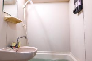 New! Japandi 4 1BR in Prime Location-1 min to STN的一间浴室