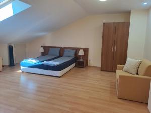 una grande camera da letto con un letto e un divano di Family Studio 407, Villa park a Borovets