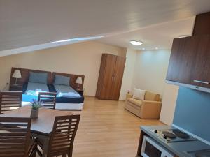 una camera con letto e una cucina con tavolo di Family Studio 407, Villa park a Borovets