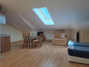 un soggiorno con tavolo, sedie e lucernario di Family Studio 407, Villa park a Borovets Altre 9 foto