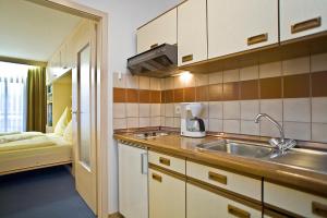 Appartmenthaus Thermenhof tesisinde mutfak veya mini mutfak