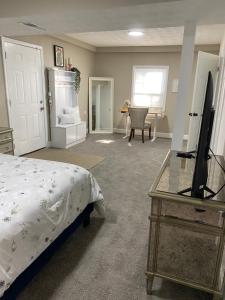 Μια τηλεόραση ή/και κέντρο ψυχαγωγίας στο Cozy lower-level apartment