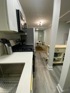 Η κουζίνα ή μικρή κουζίνα στο Cozy lower-level apartment +4 φωτογραφίες