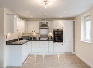 A kitchen or kitchenette at Central Point Apartments, Basingstoke 