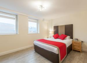 A bed or beds in a room at Central Point Apartments, Basingstoke 