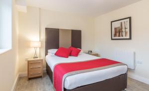 A bed or beds in a room at Central Point Apartments, Basingstoke 