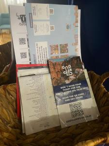 une pile de livres posée sur un panier dans l'établissement Apartamento Primavera Centro, à Ronda 17 autres photos