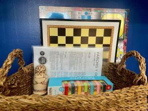 un panier avec des livres, une image et une boîte dans l'établissement Apartamento Primavera Centro, à Ronda