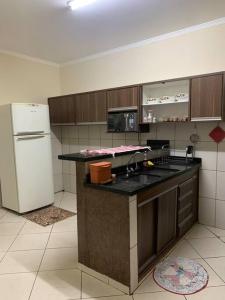 ボニートにあるCasa centro Bonitoの白い冷蔵庫とシンクのあるキッチン