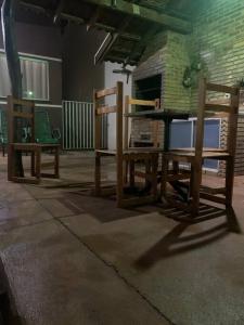 ボニートにあるCasa centro Bonitoの建物の中にある2脚の木製の椅子とテーブル