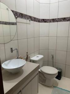 ボニートにあるCasa centro Bonitoの洗面台、トイレ、鏡のあるバスルーム +6枚の写真