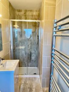 Vannituba majutusasutuses Beautiful 4 bedroom Townhouse minutes from Belfast City Centre +20 fotot